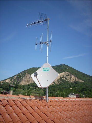 antenna tv sul tetto di una casa