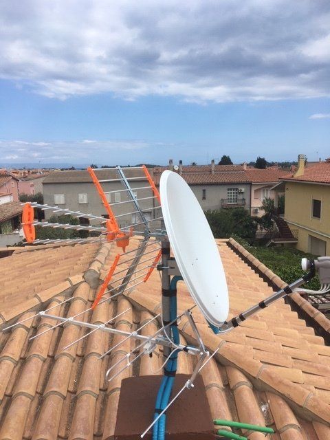 antenna parabolica sul tetto di una casa