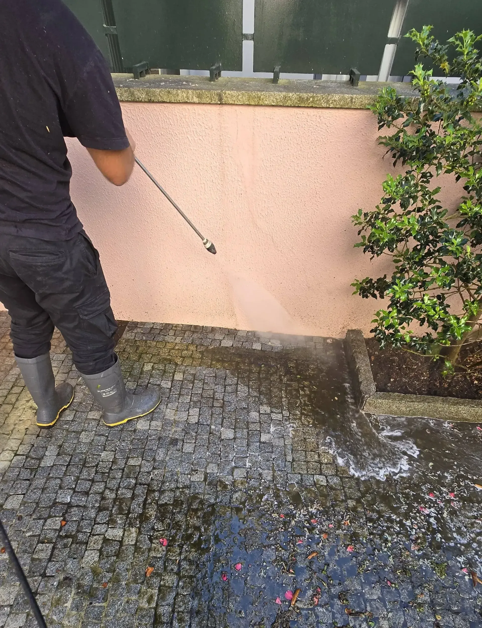 Limpeza de fachadas com SoftWash no Porto – remoção de sujidade, algas e fungos em paredes de reboco