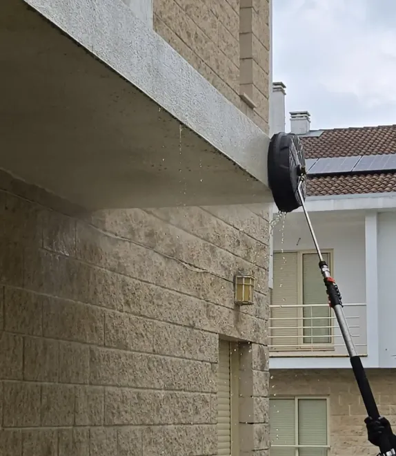 Limpeza de fachadas com SoftWash no Porto – remoção de sujidade, algas e fungos em paredes de reboco