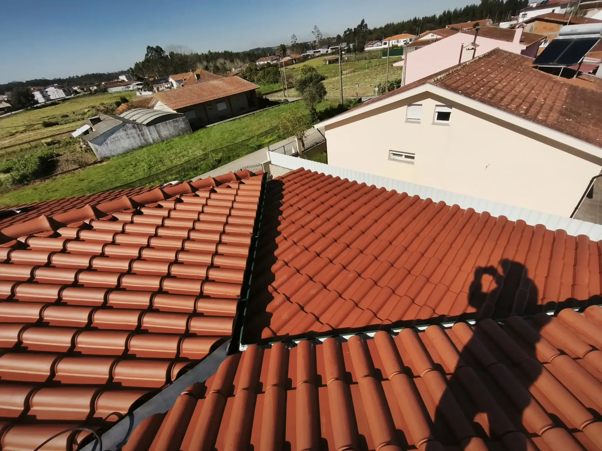 Cobertura de telhado completamente limpa no Porto com aspeto renovado e protegido.
