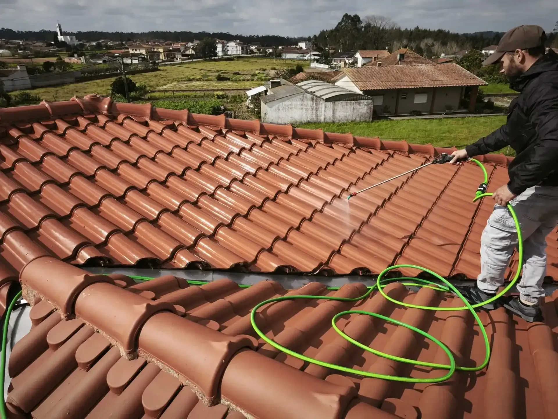 Aplicação de impermeabilizante após limpeza de telhado no Porto