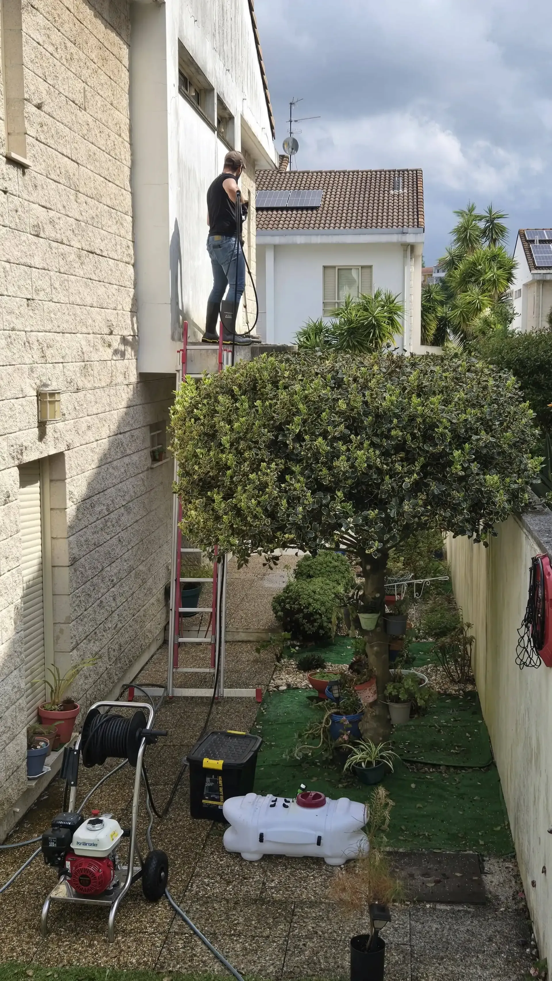 Equipa especializada a realizar limpeza de telhados em altura no Porto com segurança.
