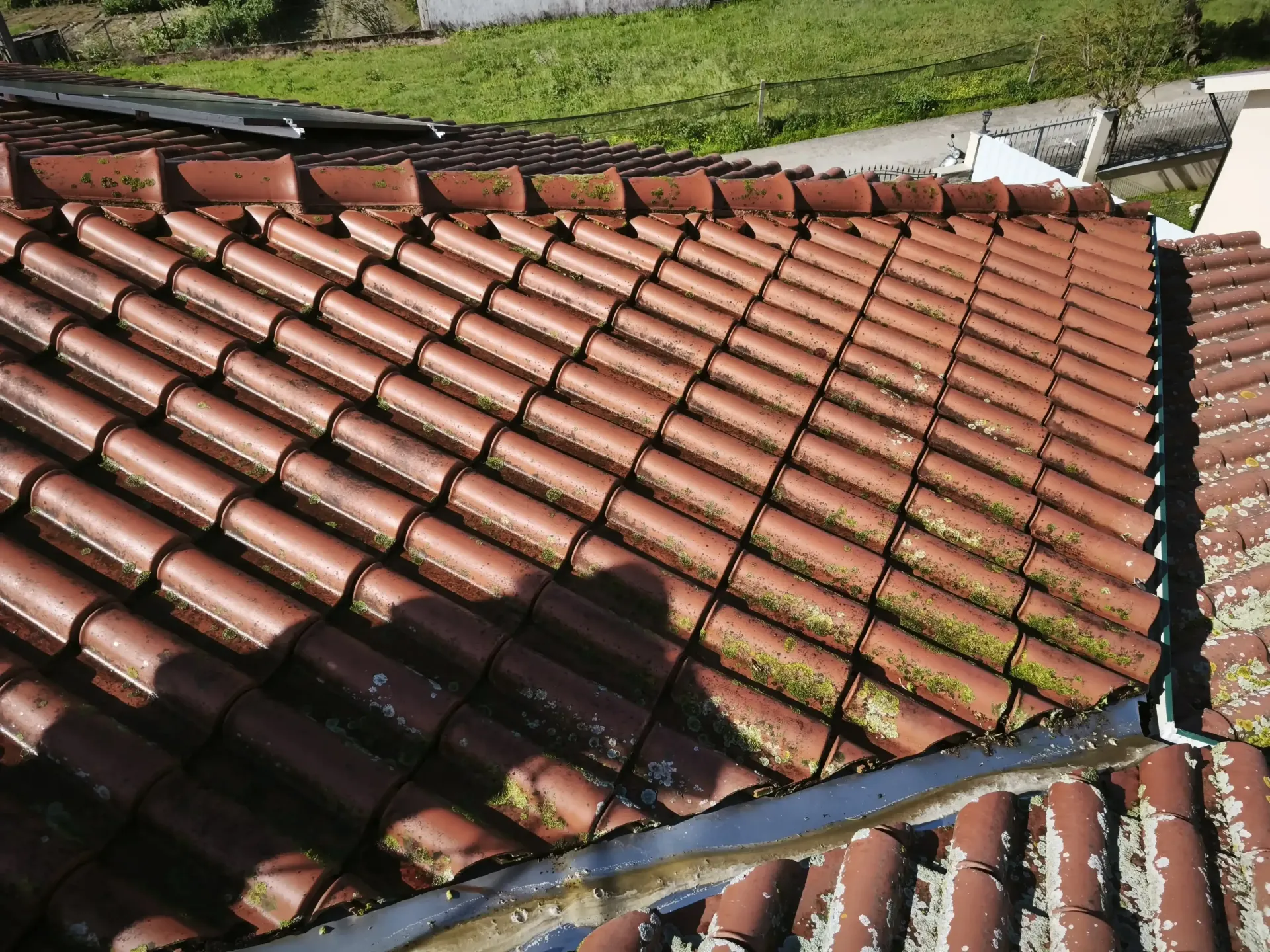 Telhado a ser preparado para limpeza e manutenção especializada.