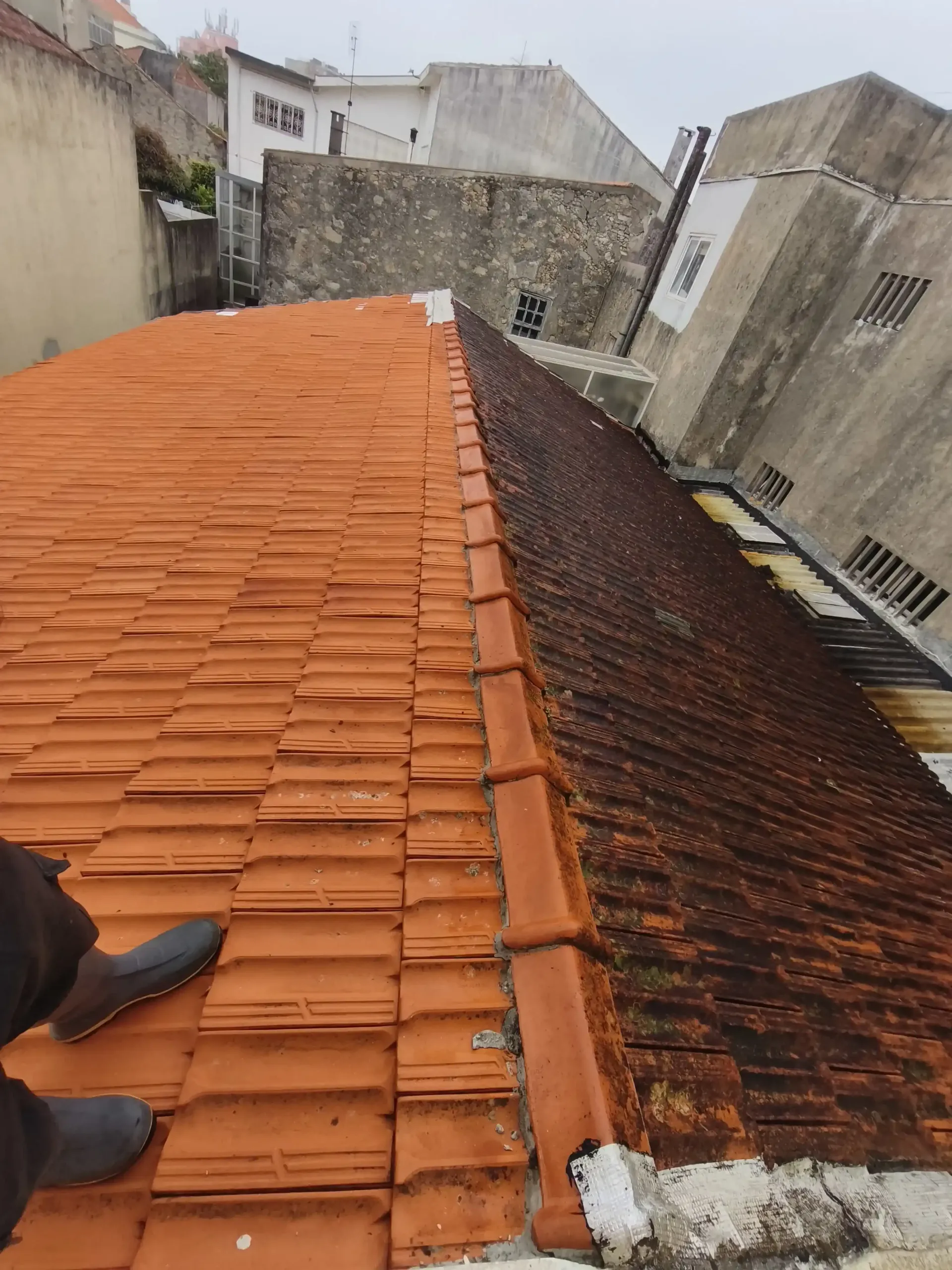 Telhado no Porto completamente limpo e renovado após serviço profissional.