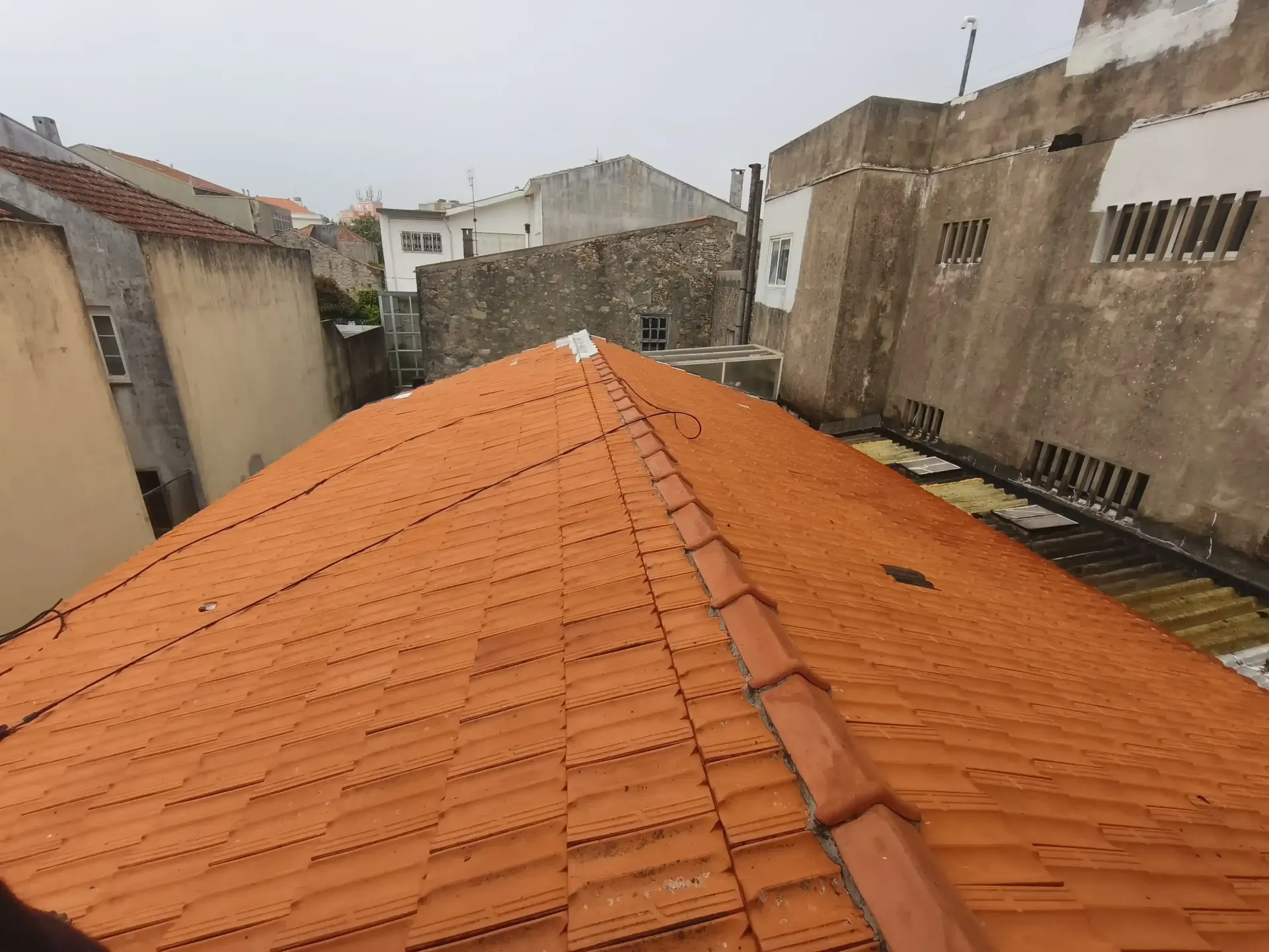 Cobertura de telhado no Porto com aspeto renovado após limpeza e manutenção.