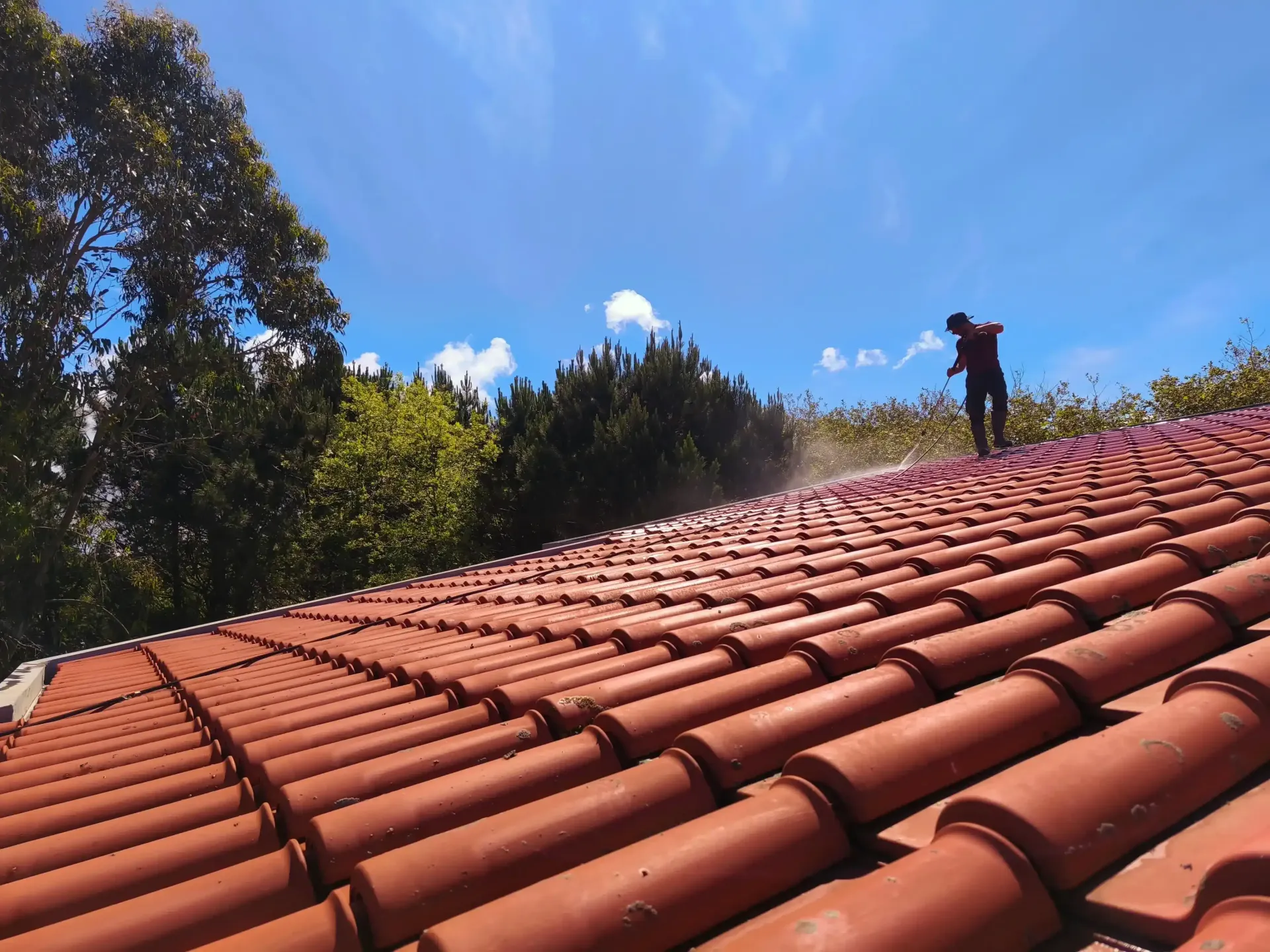 Telhado limpo no Porto com acabamento renovado após lavagem profissional.
