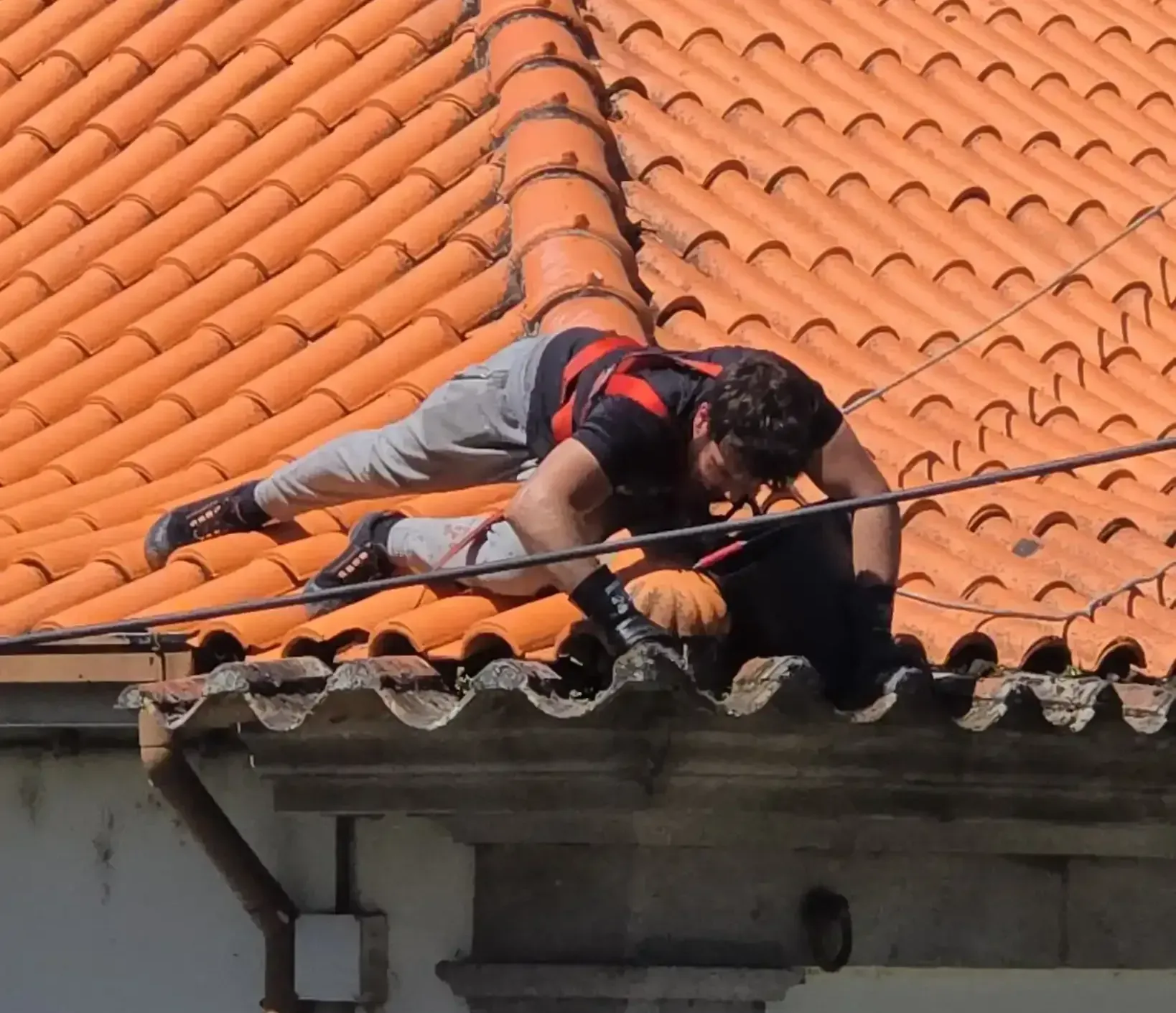 Profissional a limpar as caleiras no porto