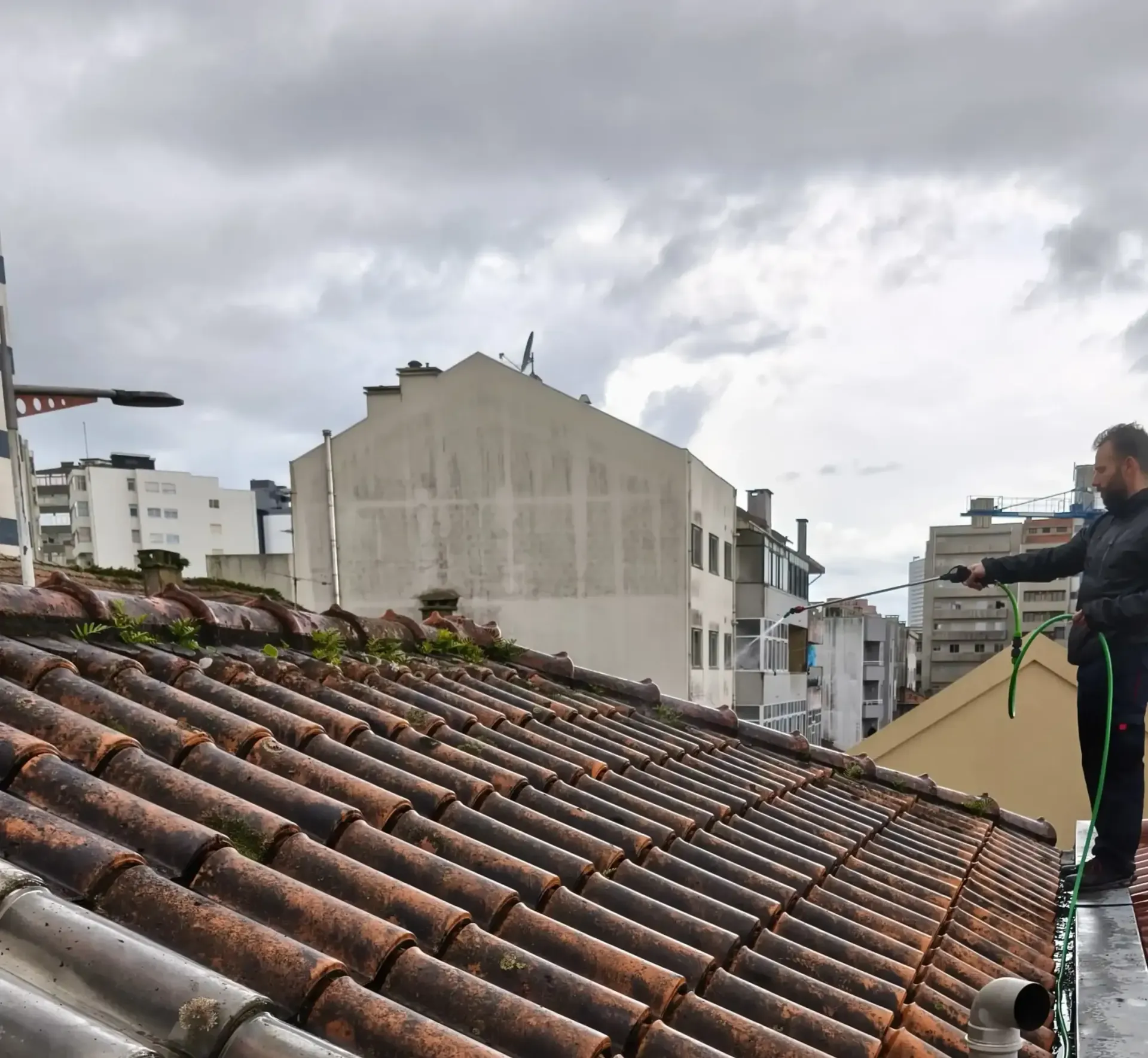 Aplicação de SoftWash em telhado no Porto para remoção de musgo e sujidade.