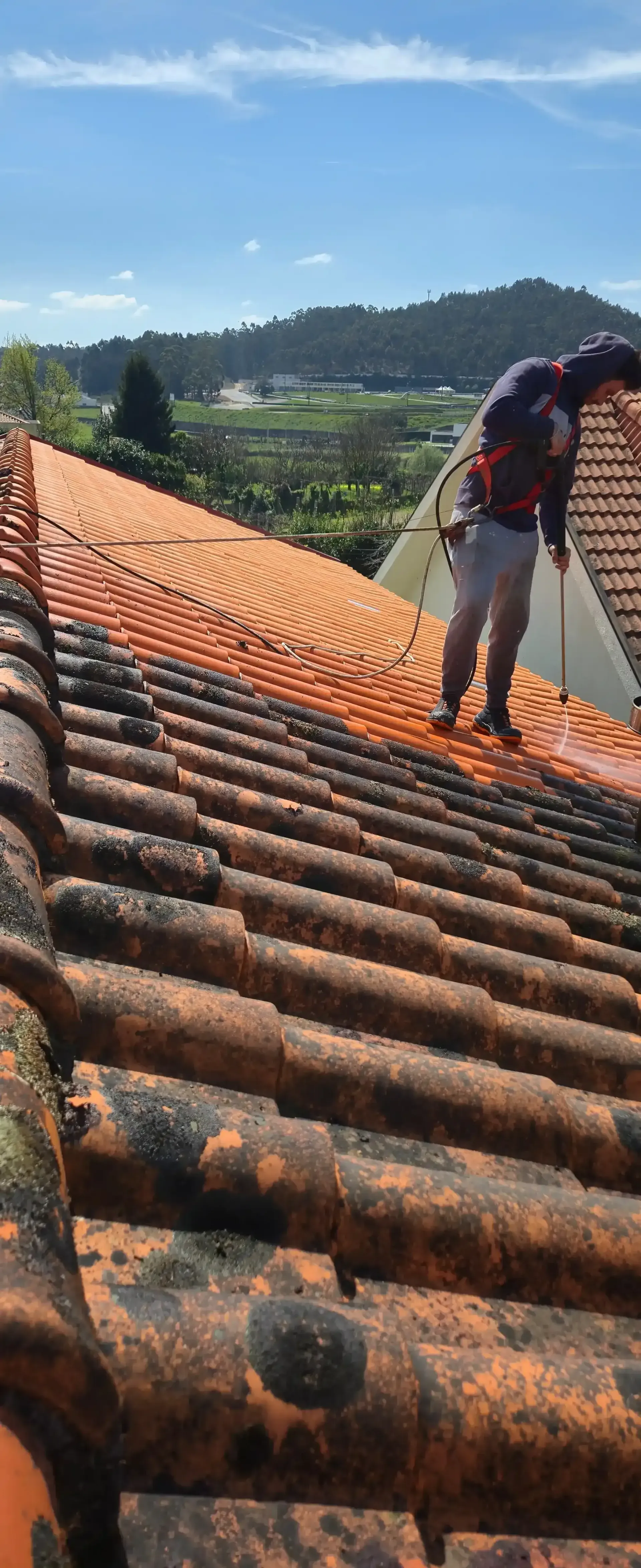 Limpeza e manutenção de telhados no Porto com recurso a corda