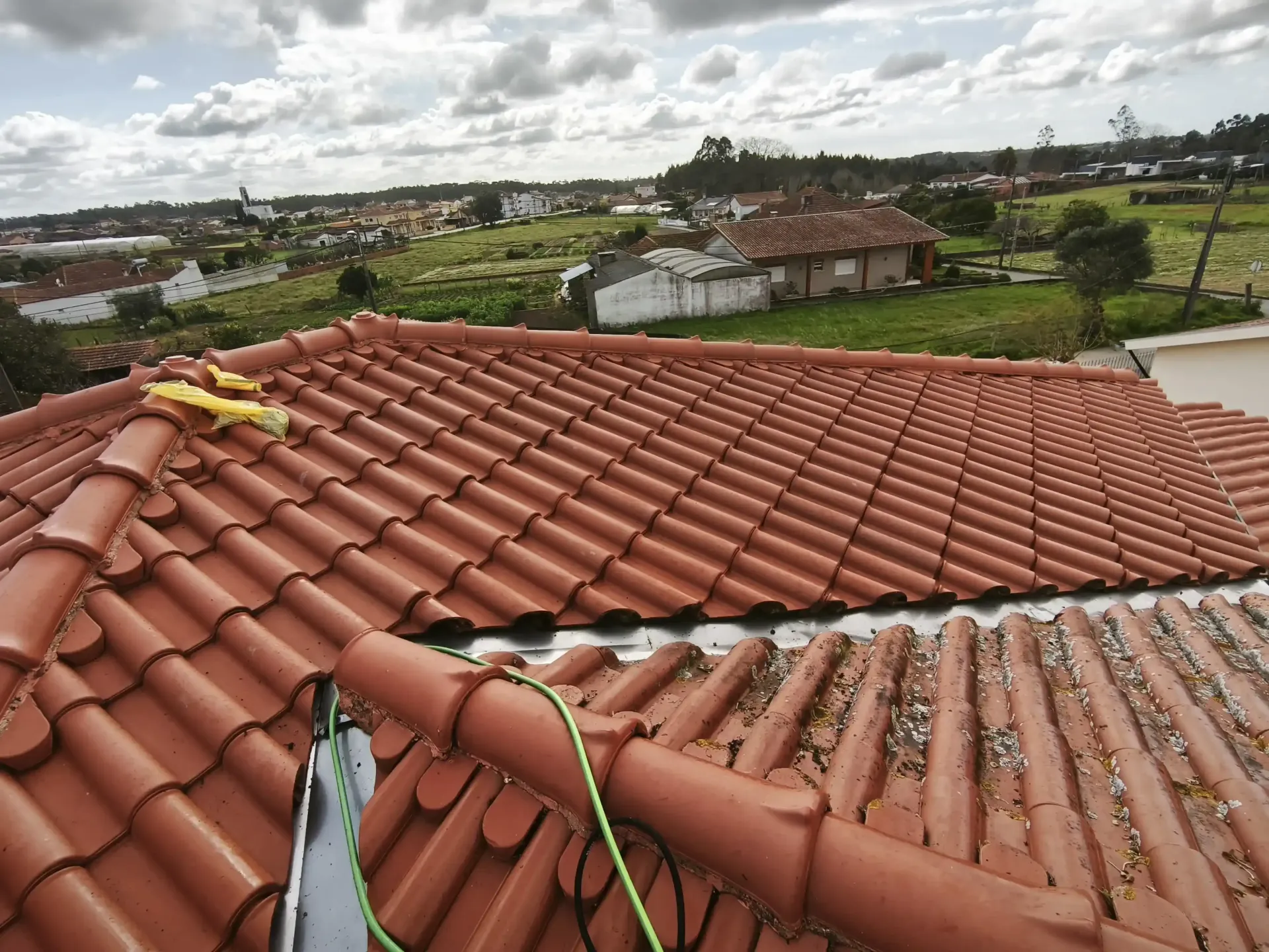 Telhado em processo de limpeza com o nosso sistema softwash