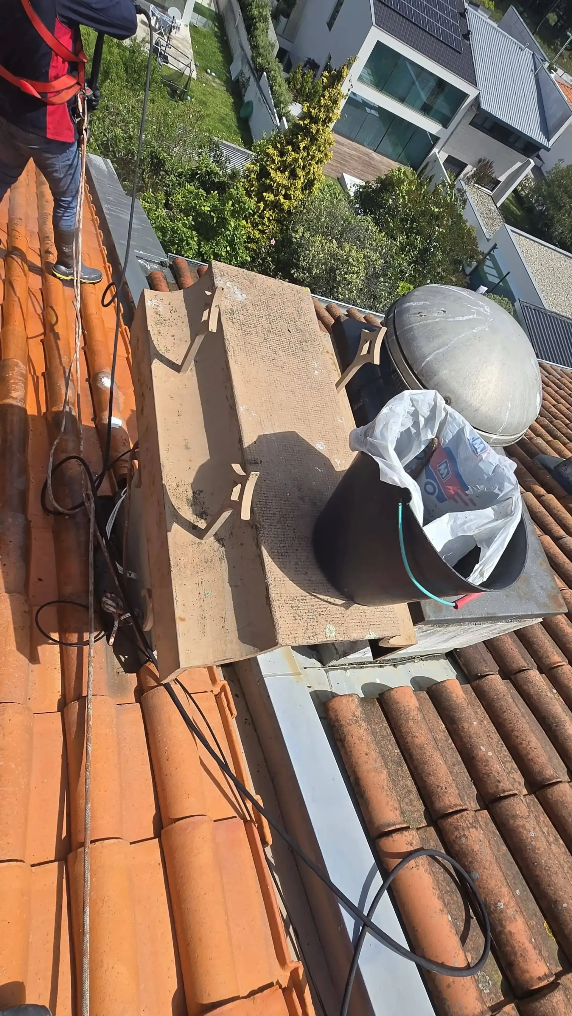 Trabalhador a iniciar a manutenção do telhado.