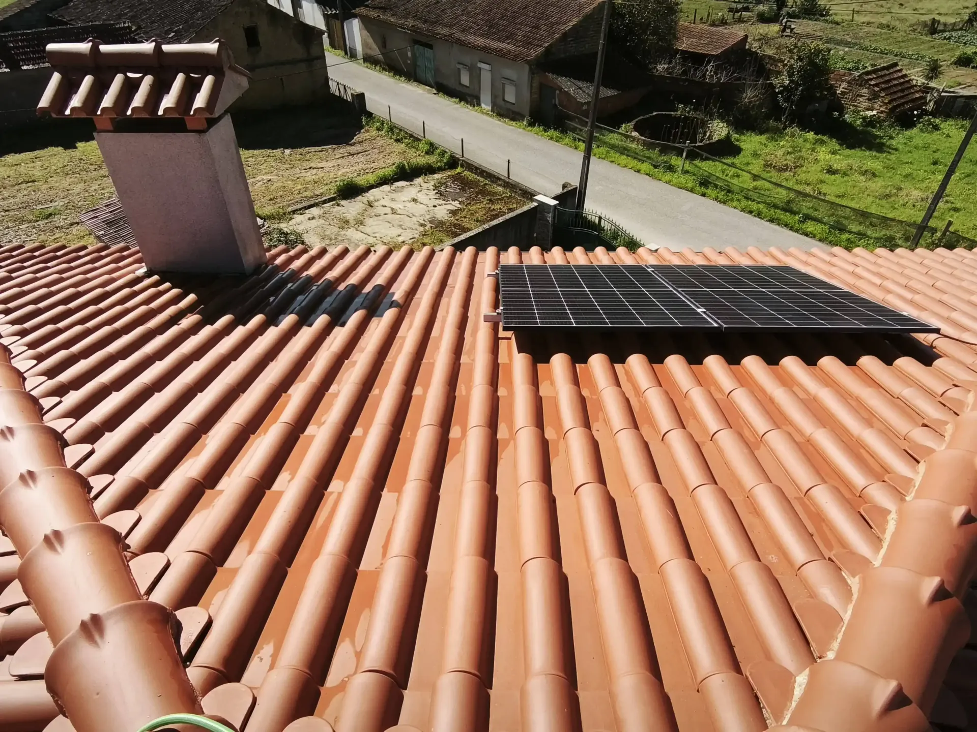 Um telhado com uma chaminé e painéis solares