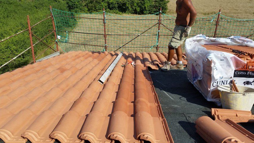 Installazione tegole su un tetto