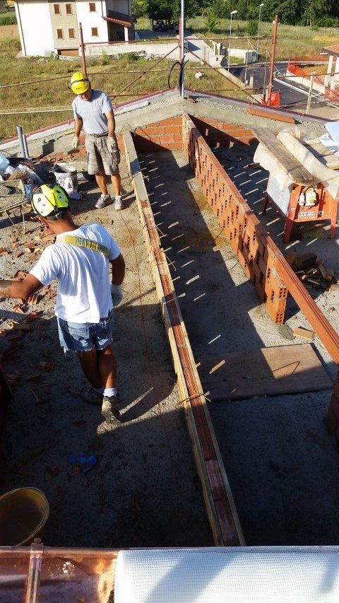 lavori in corso su un tetto di un edificio