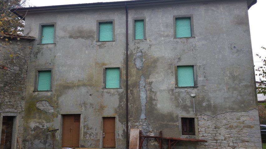 casa con muri in pietra prima della ristrutturazione