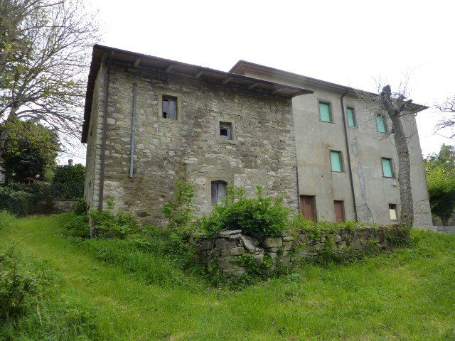 casa con giardino da ristrutturare