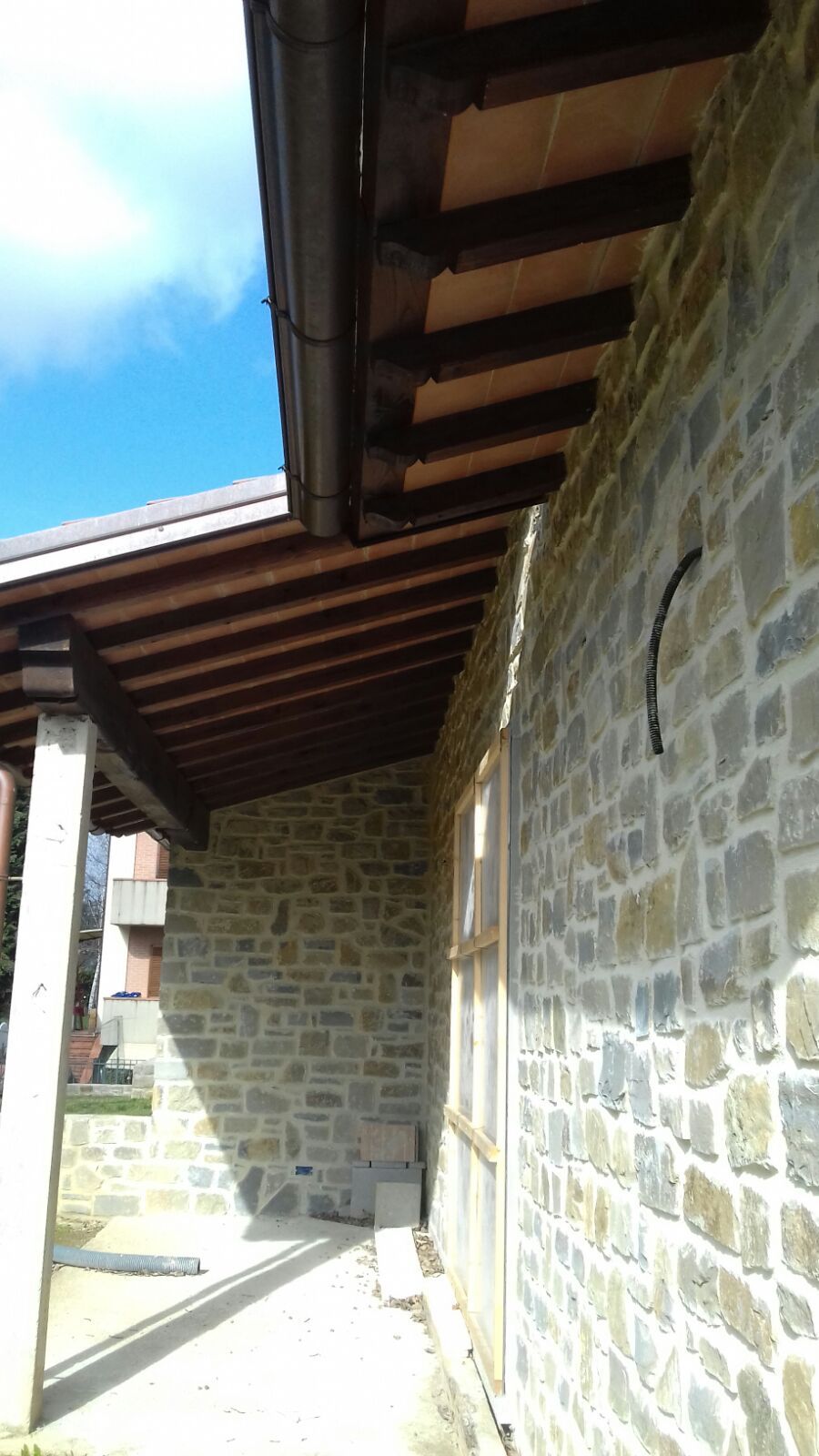 Muro in pietra dopo il restauro