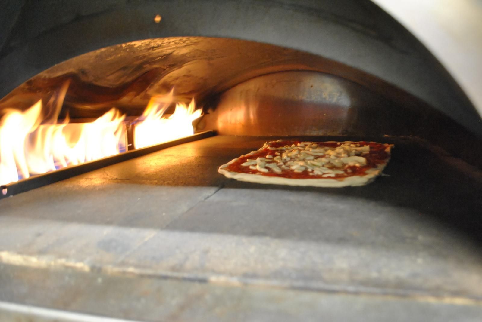 pizza in forno a legna