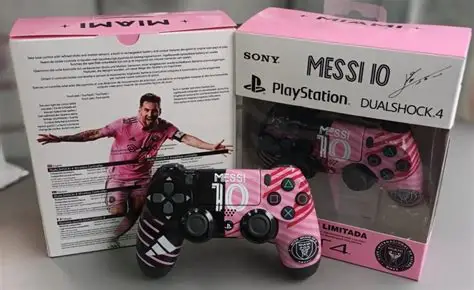 Un controlador Playstation DualShock 4 rosa y negro con la marca de Messi y el logotipo del Inter Miami.