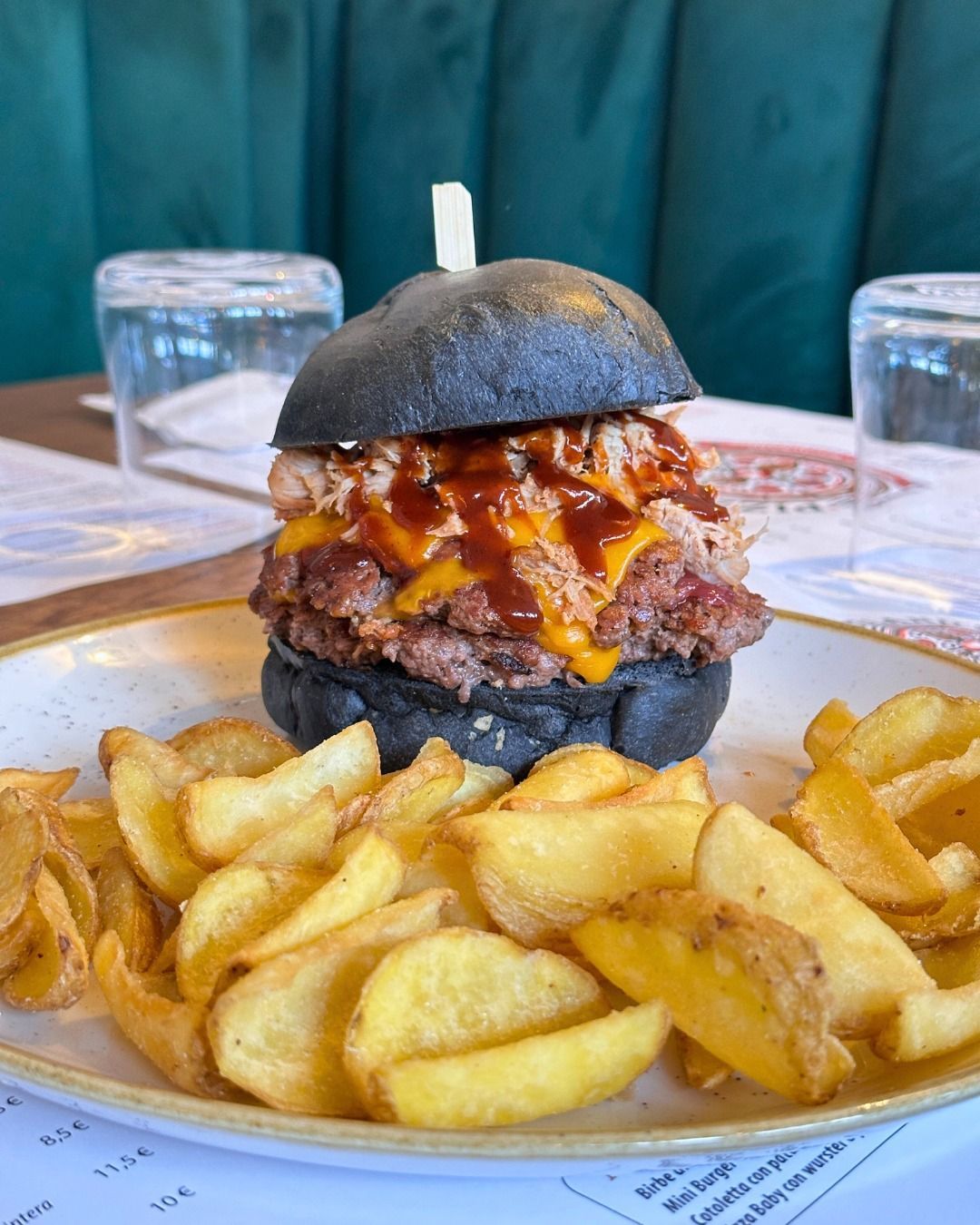 Un hamburger e delle patatine fritte sono su un tavolo.