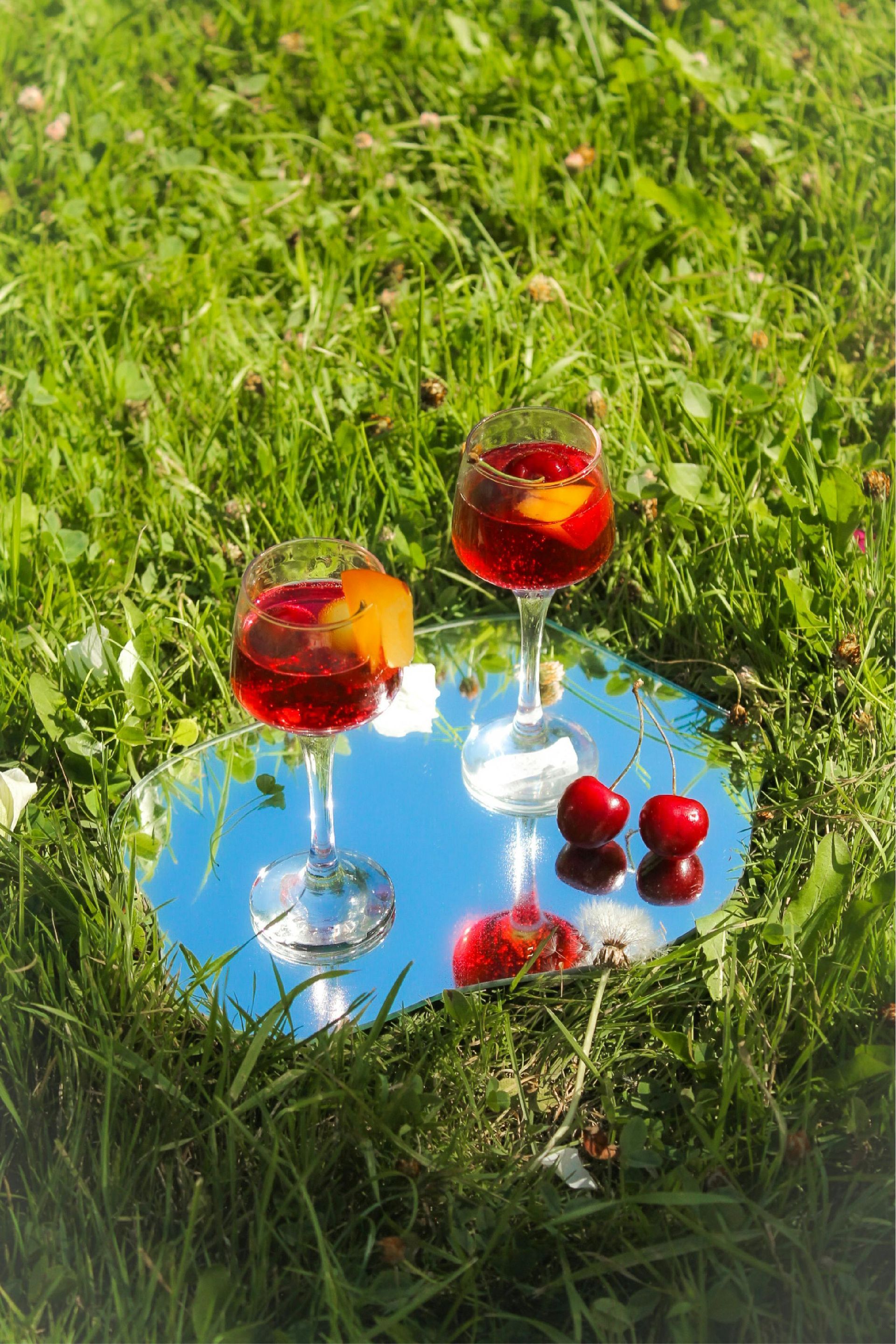 Due piatti di spaghetti e un bicchiere di vino su un tavolo.
