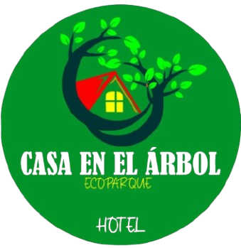 Logotipo para Hotel Casa en el Árbol Eco Parque: círculo verde con gráfico de árbol y casa, texto en la parte inferior.