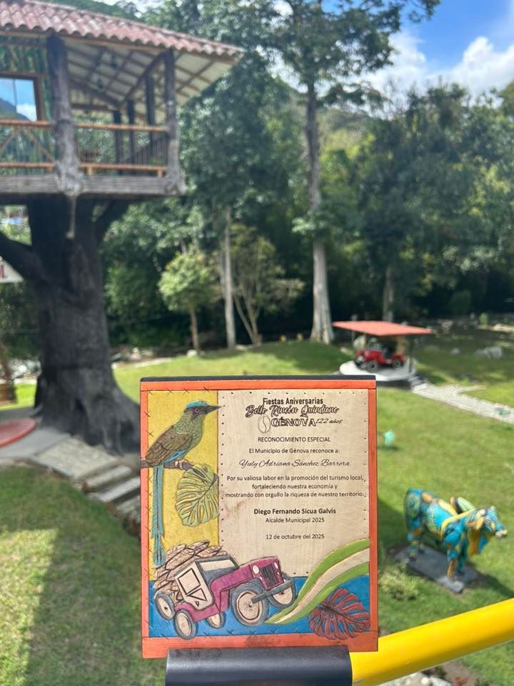 Cartel con ilustración de un pájaro, un jeep y texto, con una casa en el árbol y un parque al fondo.