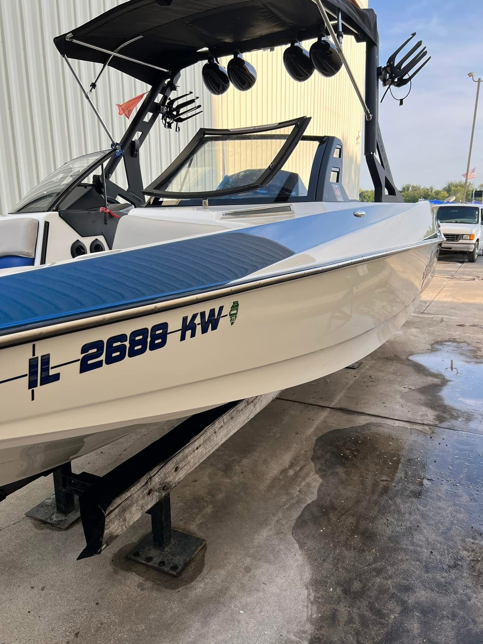 Boat hull buffing and fiberglass polishing with mobile boat detailing in Antioch IL by Captain Coles Detailing.