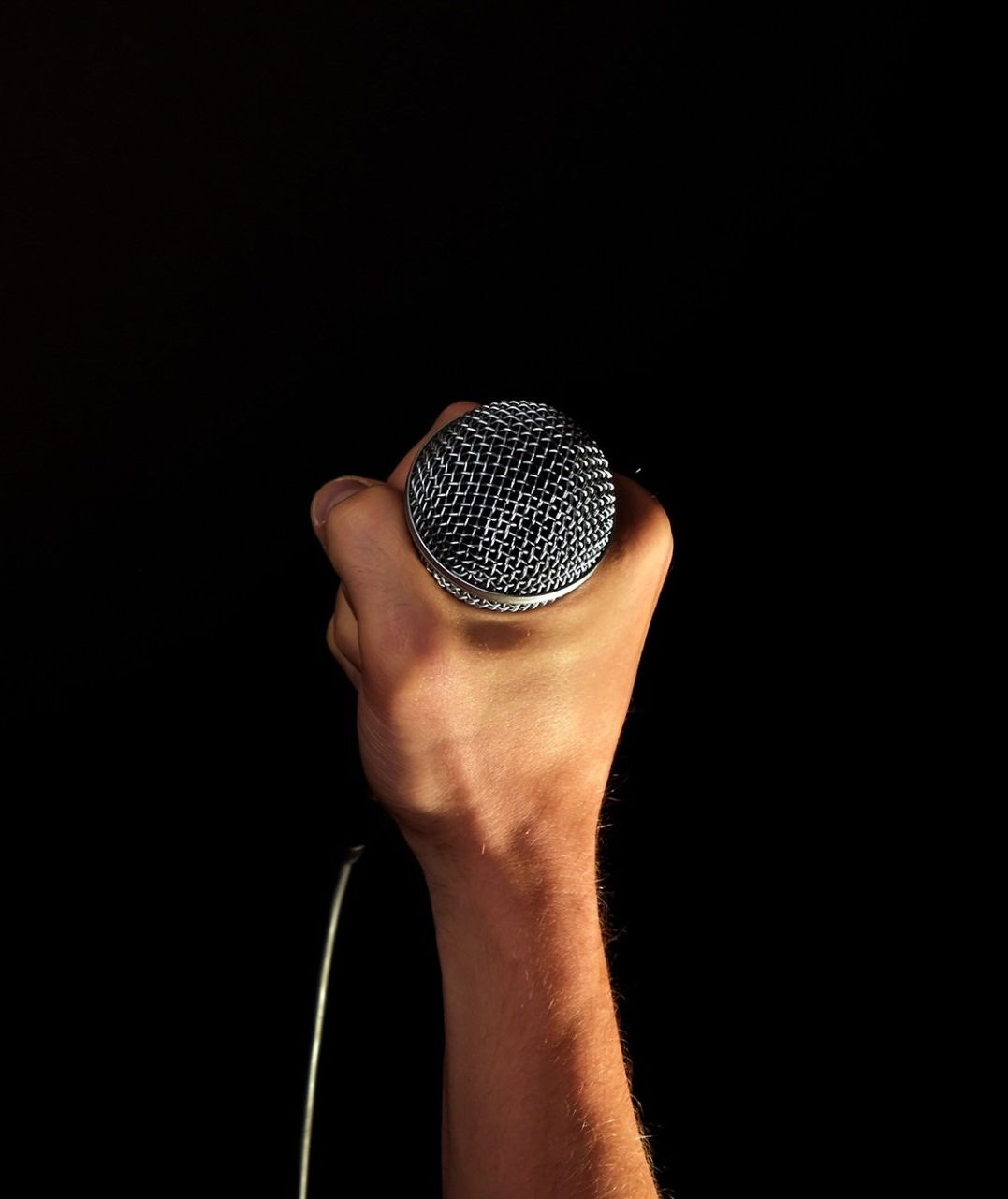 Speaker auf der Bühne, der mitreißende Impulse gibt. Teilnehmer erleben einen Moment der Erkenntnis und Inspiration