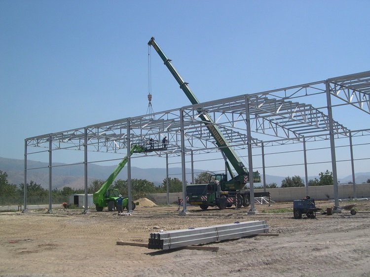 copertura metallica e operai