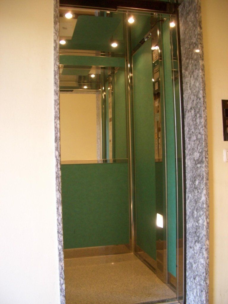 Cabina ascensore con specchio