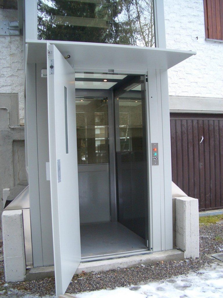 Cabina ascensore al piano