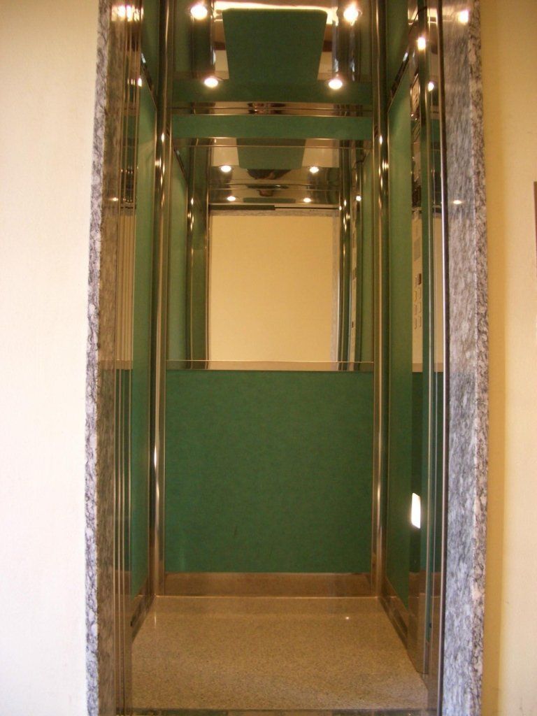 Interno cabina ascensore