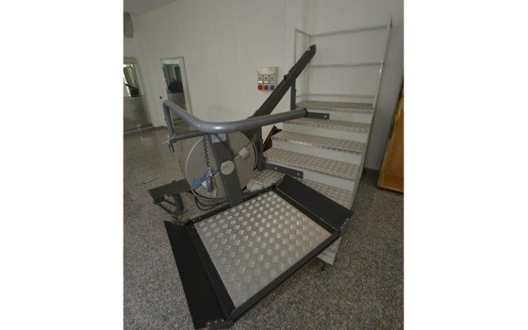 Servoscala con  sedile girevole