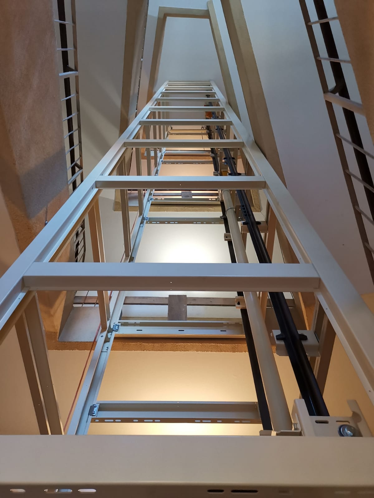 vano ascensore su misura oleodinamico