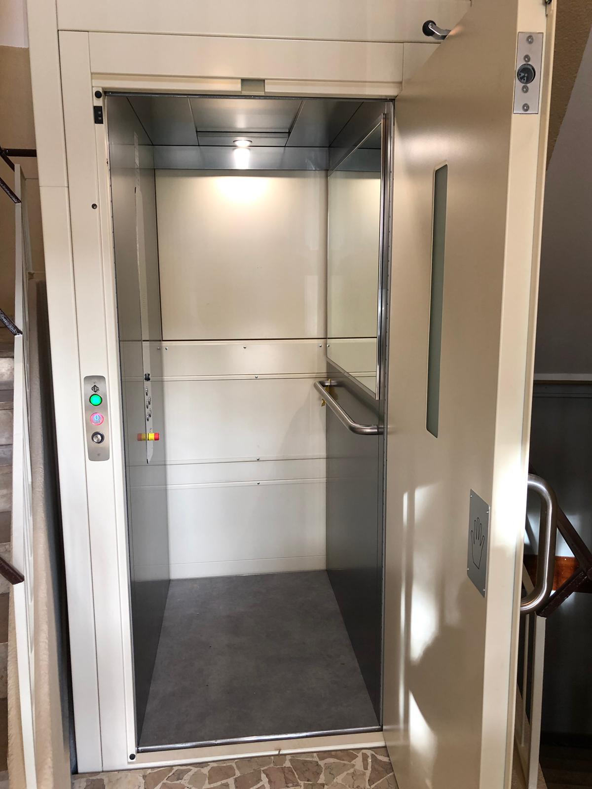Cabina ascensore aperta