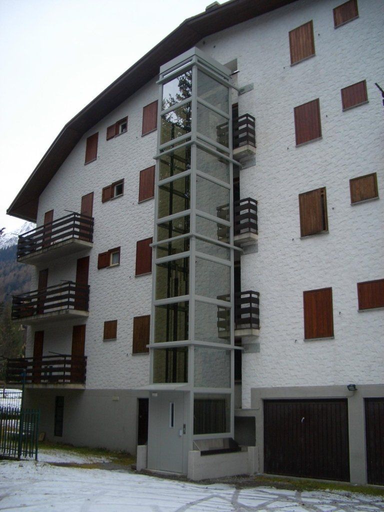 Edificio con ascensore