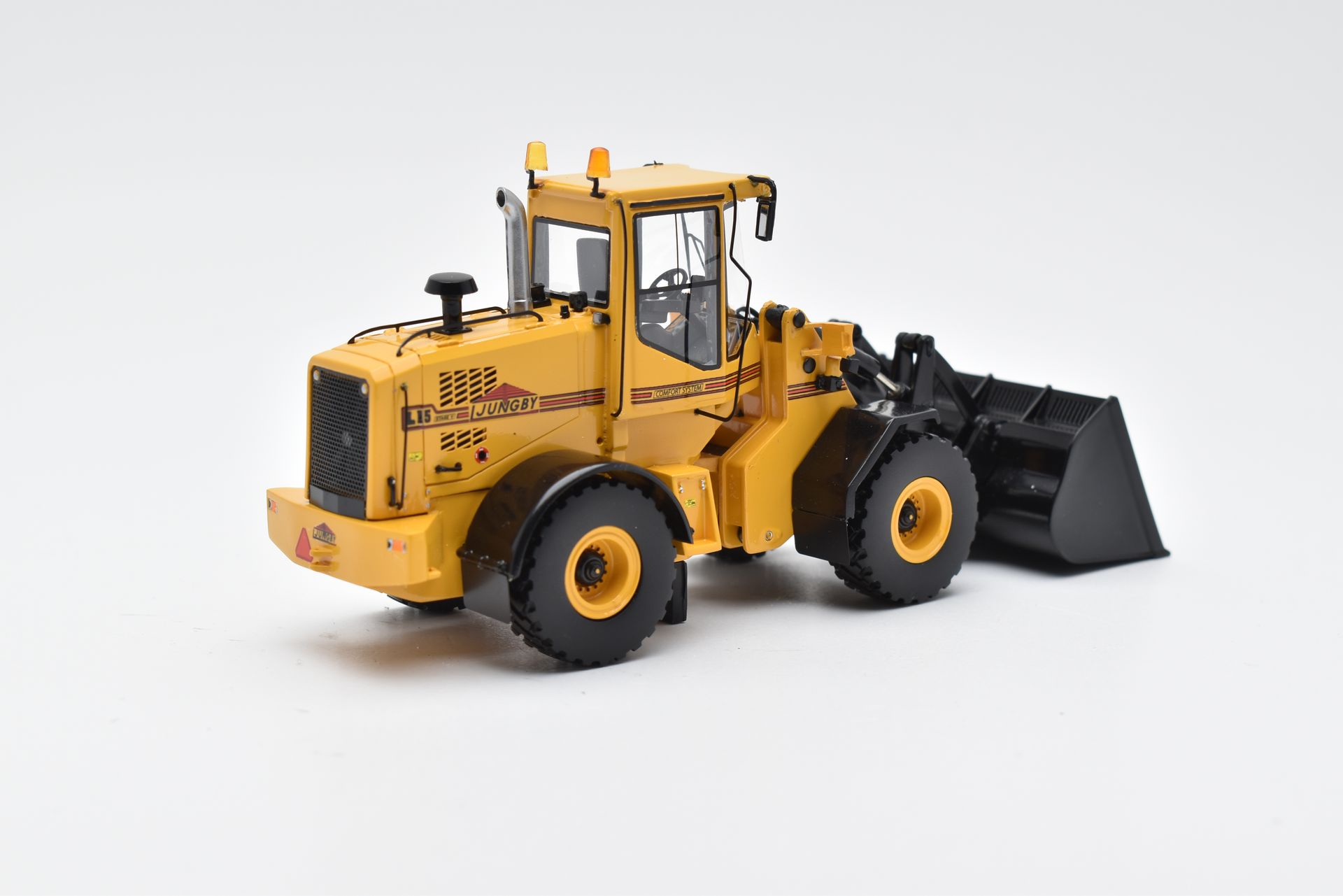 Geel-zwarte modelbouwlader.