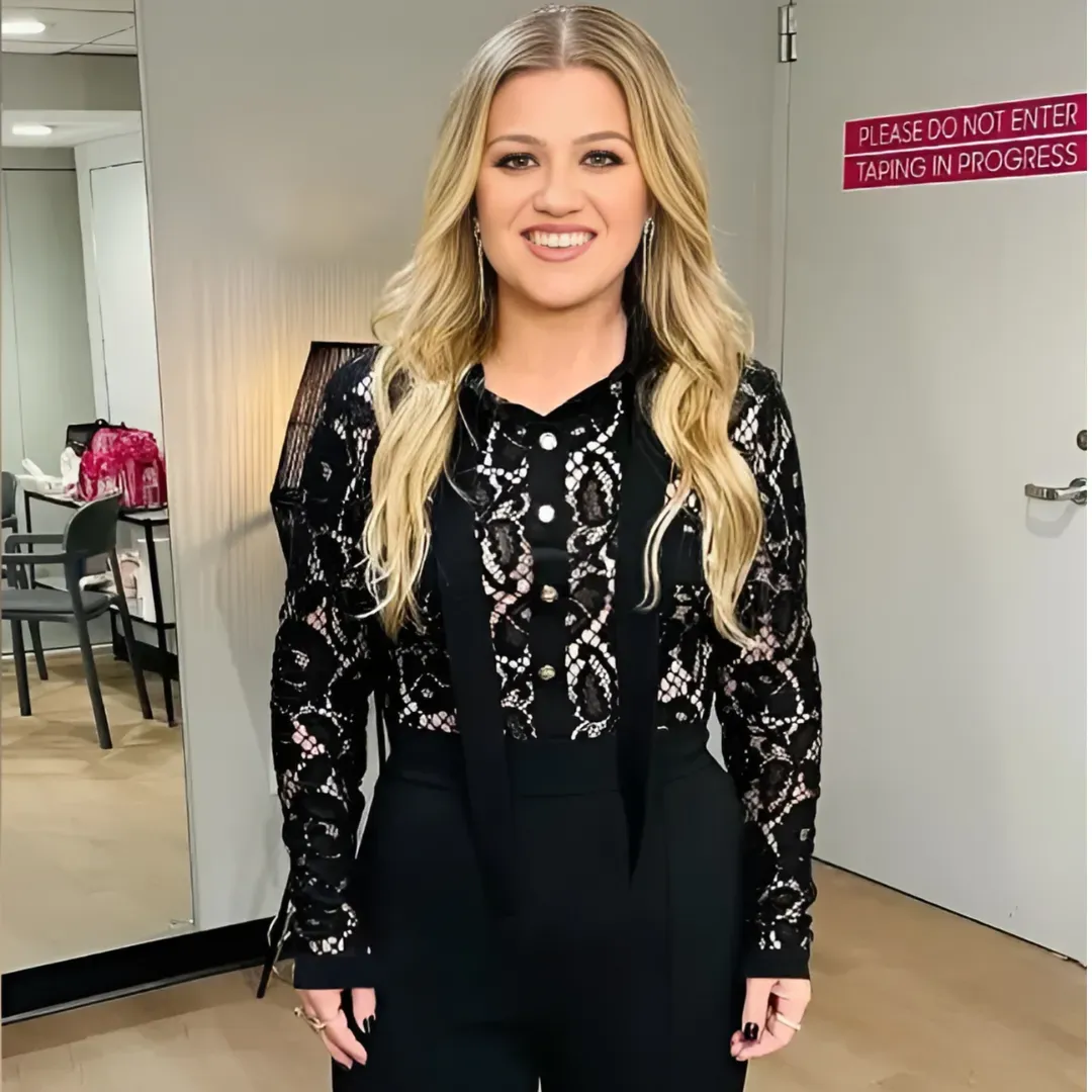 American singer-songwriter Kelly Clarkson in a black long sleeve shirt.