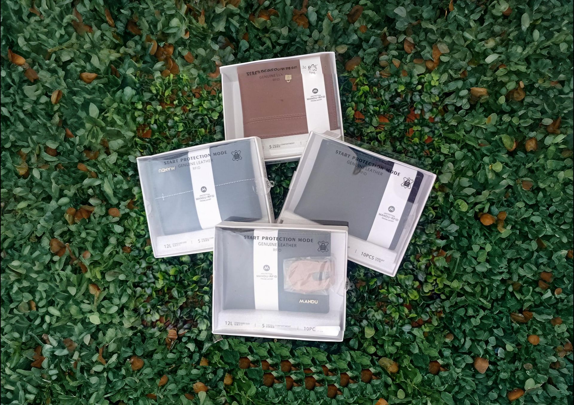 Un grupo de cajas colocadas encima de un exuberante campo verde.