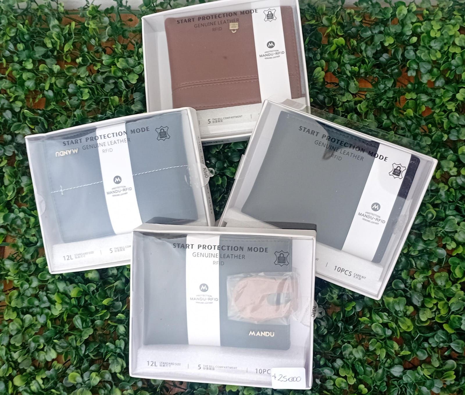 Un montón de carteras están colocadas una encima de otra sobre una mesa.