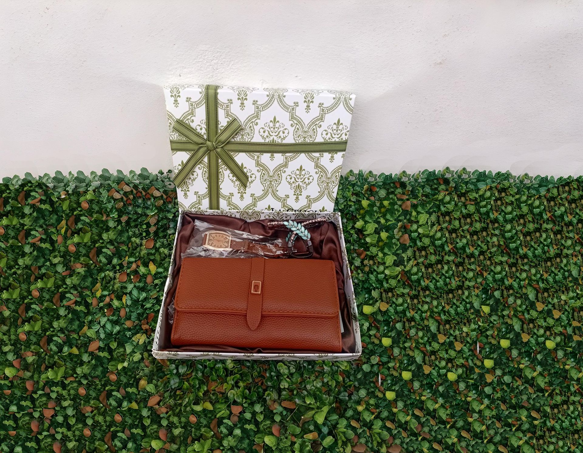 Una caja con una billetera marrón dentro.