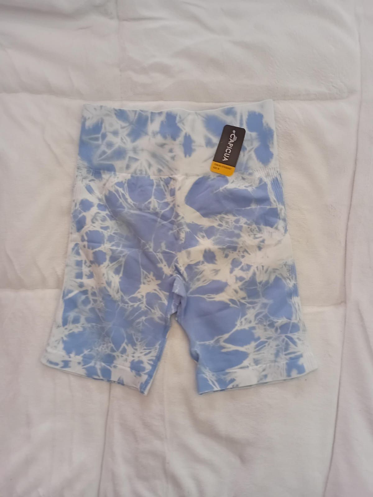 Un par de pantalones cortos teñidos en rosa y negro