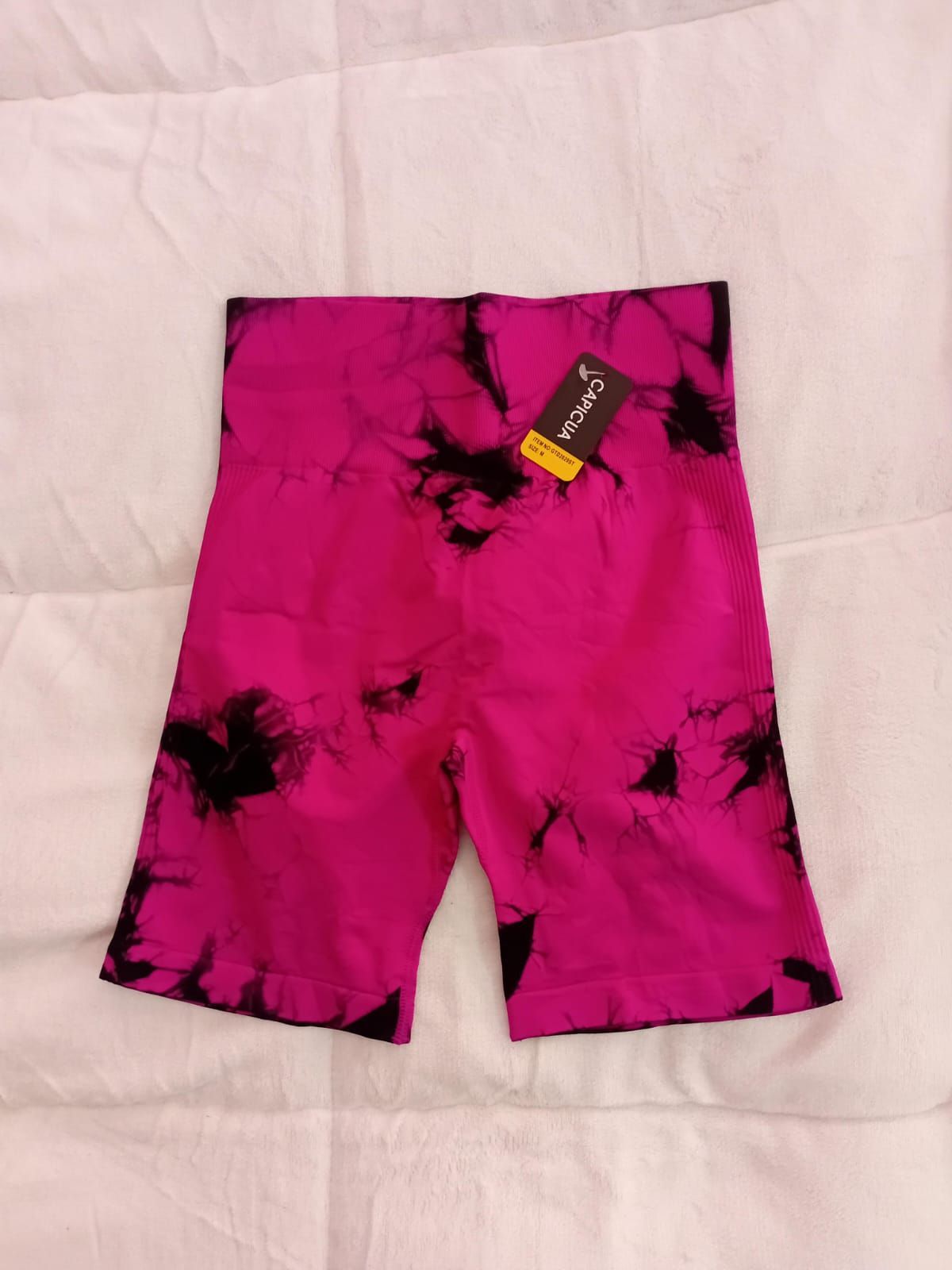 Un par de pantalones cortos teñidos en rosa y negro