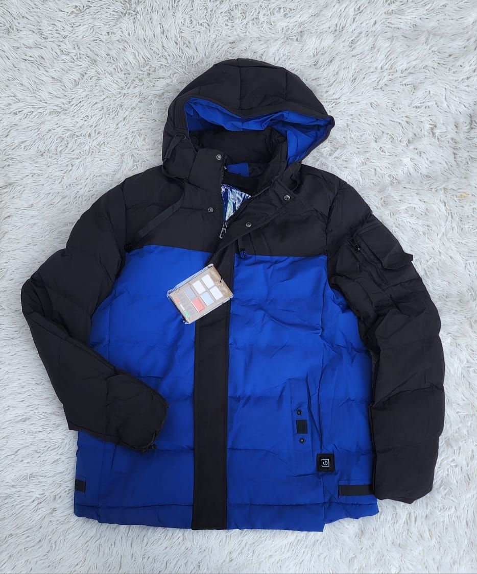 Una chaqueta azul y negra con capucha