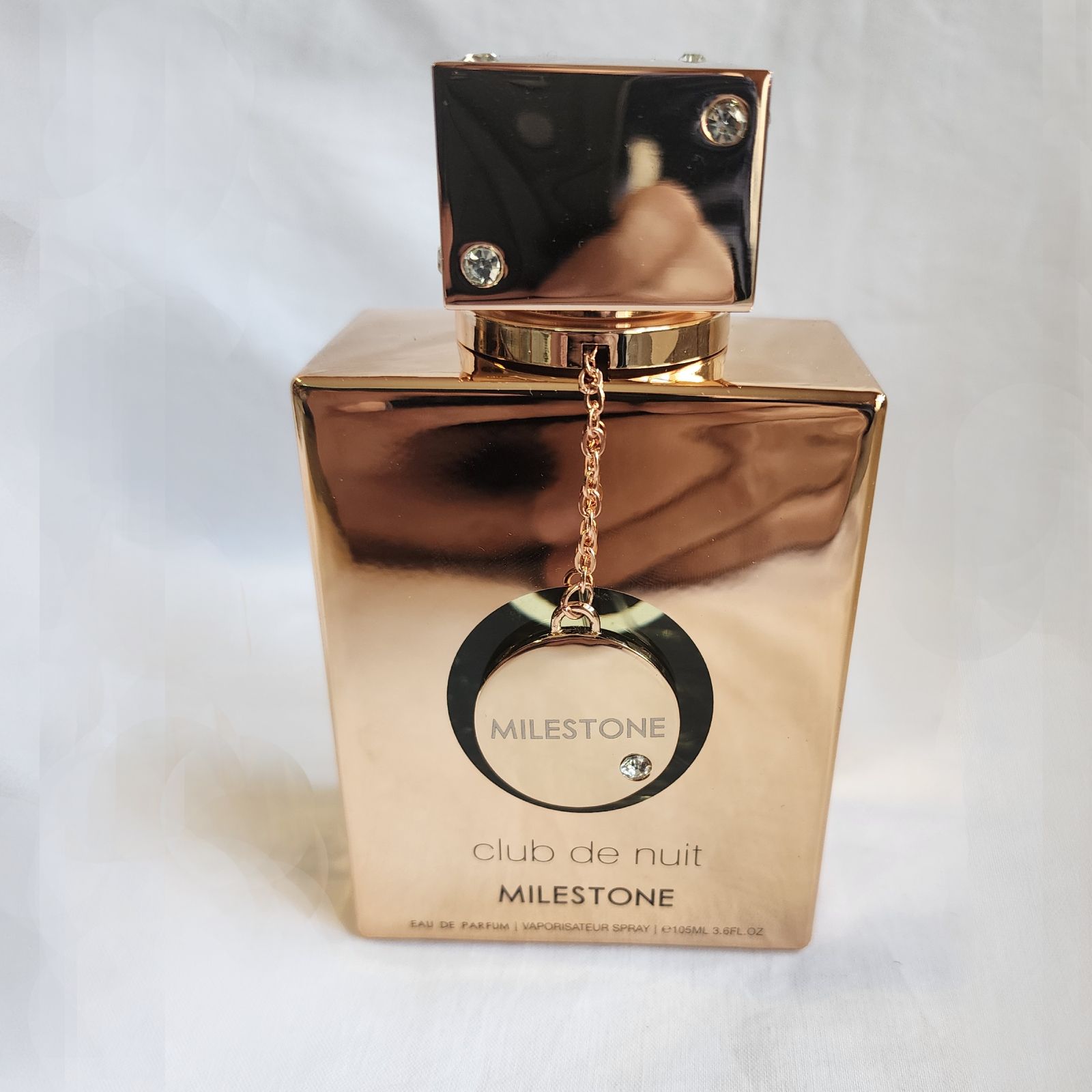 Una botella de perfume Milestone Club de Nuit