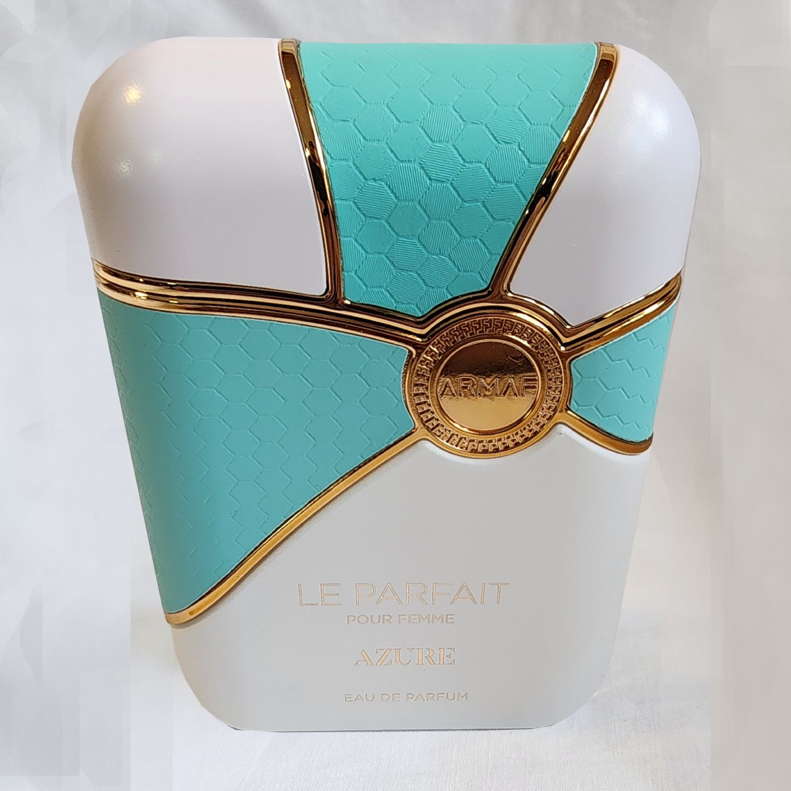 Una botella blanca y azul de perfume Lebanon