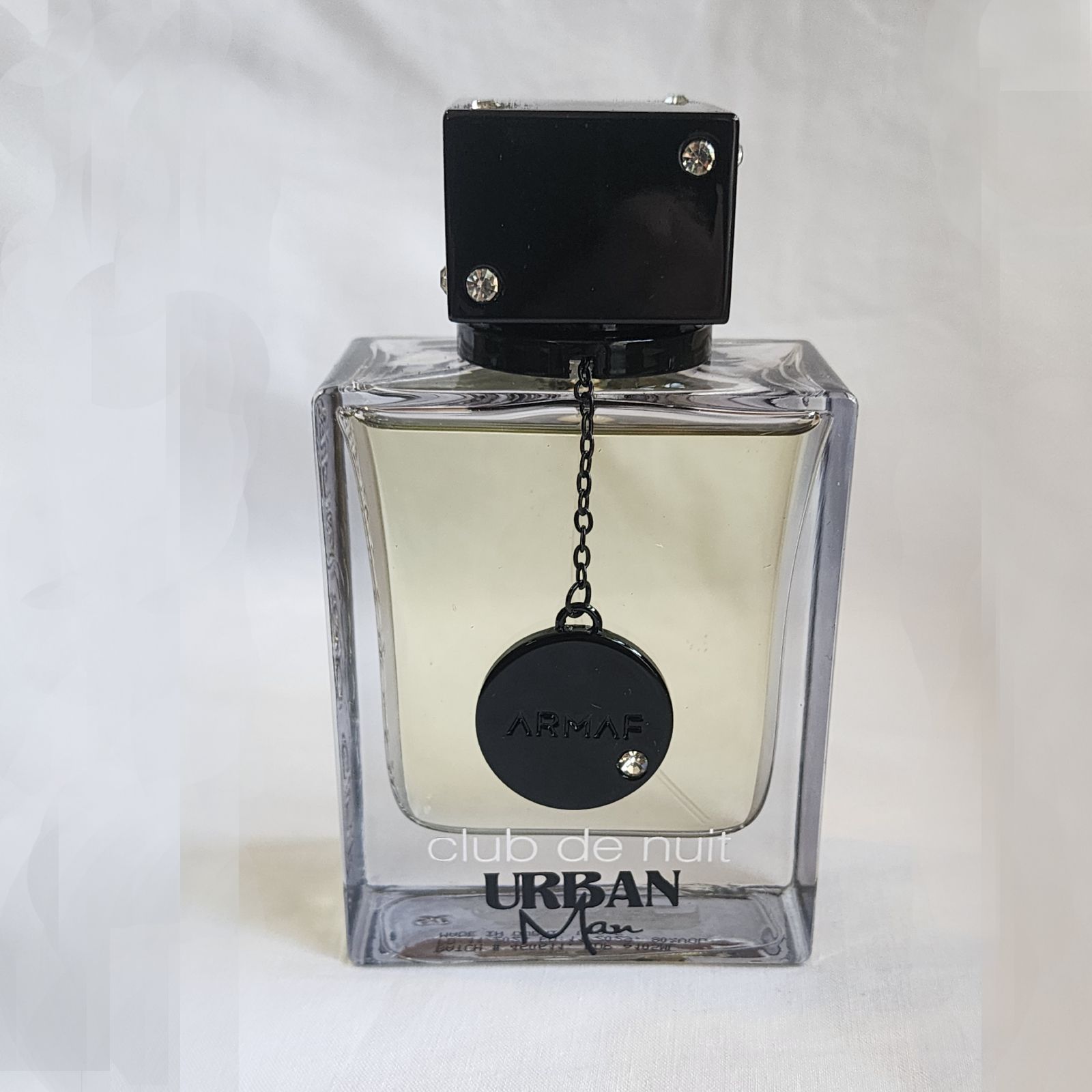Una botella de perfume urbano Club de Nuit para hombre.