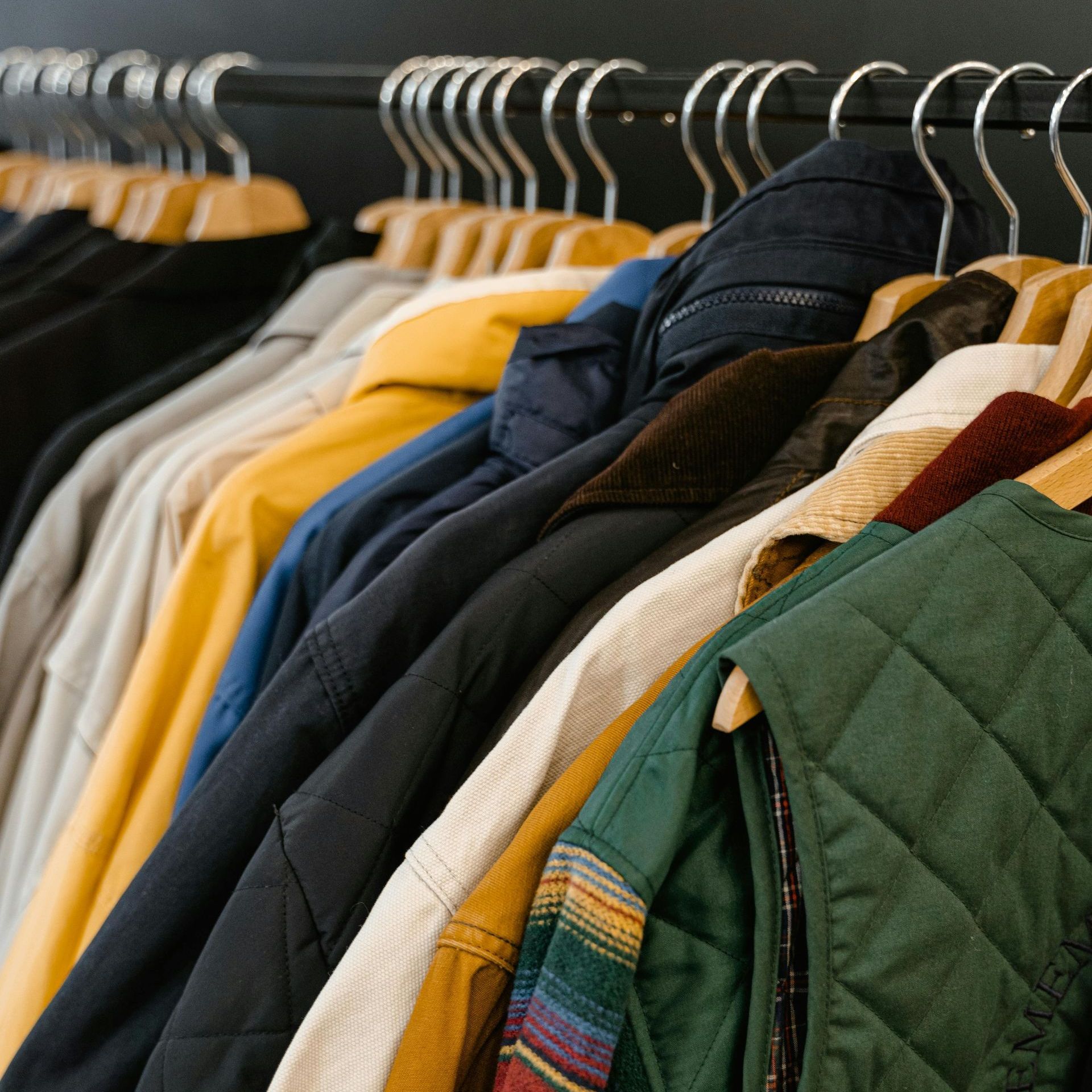 Un montón de chaquetas están colgadas en un perchero